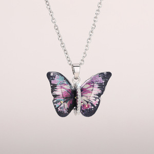 Collana con Ciondolo a Farfalla Placcata Argento in Resina, Gioiello di Moda per Donna, Ideale per Uso Quotidiano, con Catena in Confezione Regalo - Product Image 1