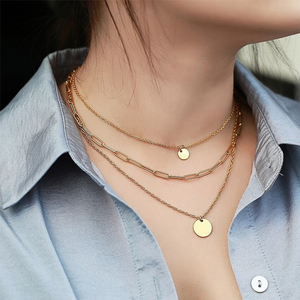Collier délicat en acier inoxydable, chaîne à trois couches, avec pendentif en cercle, plaqué or 18k - Product Image 3