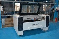 Équipement laser CO2 multifonctionnel pour le traitement à grande vitesse du contreplaqué, du MDF, du tissu et de l'acrylique.