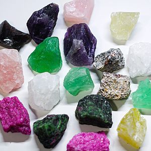 Piedras Preciosas de Corindón Natural en Bruto para Paisajismo y Uso Decorativo - Product Image 3