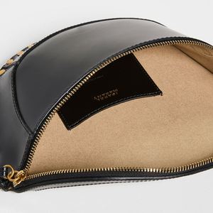 Bolso de Cintura Personalizado para Mujer en Cuero Vegano Negro con Detalles Metálicos Dorados y Cierre de Cremallera Envolvente - Product Image 4