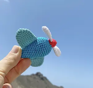 Gran oferta 100% algodón hecho a mano relleno pequeño avión Amigurumi juguetes ganchillo tejido Mini avión para regalos de Baby Shower
