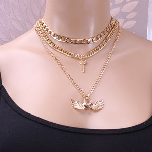 Collier superposé tendance en alliage de zinc doré, chaîne multicouche avec pendentifs ailes d'ange, cœur, cadenas et clé, collier ras du cou pour pull - Product Image 1