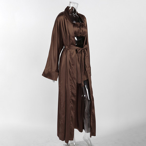 Pijama de 3 piezas para mujer, suave y ligero, OEM, color marrón satinado, con lazo en la cintura, camisola y pantalón corto, para relajarse por la noche y uso diario en casa. - Product Image 4