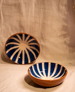 Bol décoratif en céramique de grès cuite à haute température, motif rayé bleu indigo, finition craquelée, compatible four et micro-ondes, fait main, style culture tribal - Product Image 1