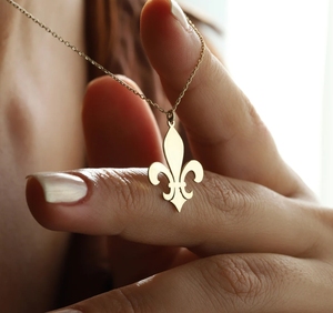 Collier Pendentif Fleur de Lys Personnalisé en Acier Inoxydable Plaqué Or, Pendentif Drapeau et Épée, Breloque Fleur de Lys - Product Image 3