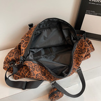 Sac bandoulière tendance pour femme en daim respirant imprimé léopard, idéal pour les loisirs, les voyages et les activités de plein air