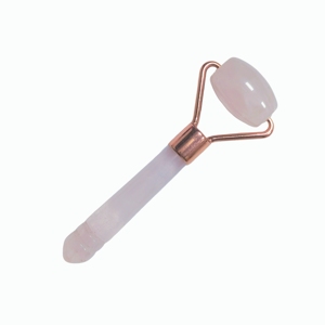 Rouleau de massage facial en quartz rose naturel à tête unique avec manche en résine pour le lifting du visage et les soins de la peau - Product Image 4