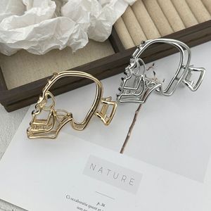 Grande pince à cheveux moderne en métal ajouré en forme de griffe de requin et de crâne décoratif pour filles, thème Halloween - Product Image 3