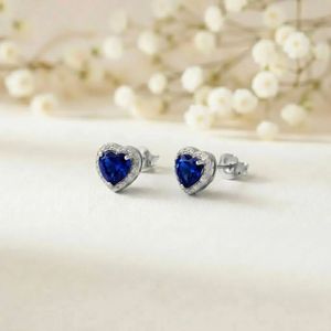 Boucles d'oreilles en forme de cœur en saphir bleu, boucles d'oreilles à clous en pierres précieuses, détail en or CZ, bijoux minimalistes, argent 925, cadeau pour son anniversaire - Product Image 2
