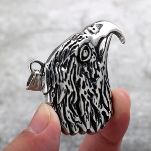 จี้รูปนกอินทรีสแตนเลส สร้อยคอผู้ชาย สไตล์เรโทร จี้รูปสัตว์ขนาดใหญ่ ของขวัญ เครื่องประดับแฟชั่น - Product Image 4