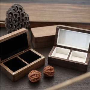 Caja de almacenamiento rectangular de madera de nogal negro con tapa y compartimentos para coleccionables y artefactos - Product Image 2