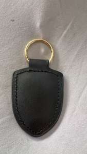 Gantungan kunci mobil Auto logam kulit asli hitam bentuk perisai berbagai warna stok grosir - Product Image 2