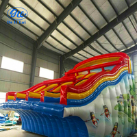 Quatre toboggans aquatiques gonflables, équipement de parc aquatique gonflable en forme de château, fabricant de grandes piscines gonflables mobiles avec toboggan aquatique