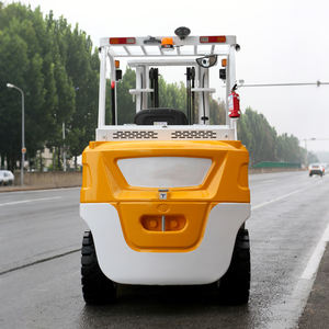 Carretilla elevadora eléctrica con accesorio de pluma de grúa para tareas de elevación combinadas - Product Image 5