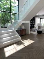Escalier droit à double poutre de conception ouverte de luxe, garde-corps en acier-bois métallique avec garde-corps en verre pour la maison