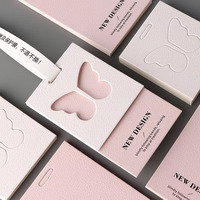 Étiquettes suspendues de luxe personnalisées pour vêtements, en papier texturé rose, gaufrées, pour lingerie, sous-vêtements, boutique, étiquette de vêtement