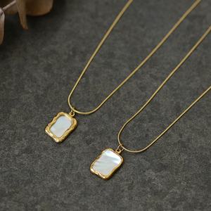 Nouvel Arrivage Collier en Acier Inoxydable Anti-ternissement Personnalisé avec Coquille Irrégulière en Nacre, Vente en Gros - Product Image 2