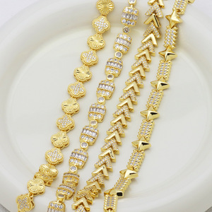 Bracciale <span class=keywords><strong>a</strong></span> catena con ciondoli <span class=keywords><strong>a</strong></span> forma di cuore <span class=keywords><strong>a</strong></span> <span class=keywords><strong>V</strong></span>, cuore, luna, stella, strass <span class=keywords><strong>e</strong></span> smalto, in oro 18K, di lusso, di alta gamma, che mantiene il colore. - Product Image 4