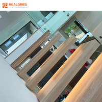 Escaliers flottants pour maison moderne Décoration d'escalier Design de bandes de roulement en bois Fixation avec garde-corps en verre pour maisons
