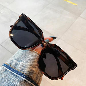 Gafas de Sol Polarizadas D5 86376 con Estampado de Leopardo, Lentes Grises, Montura Cuadrada Unisex, 100% Protección UV, Estilo Urbano a la Moda - Product Image 1