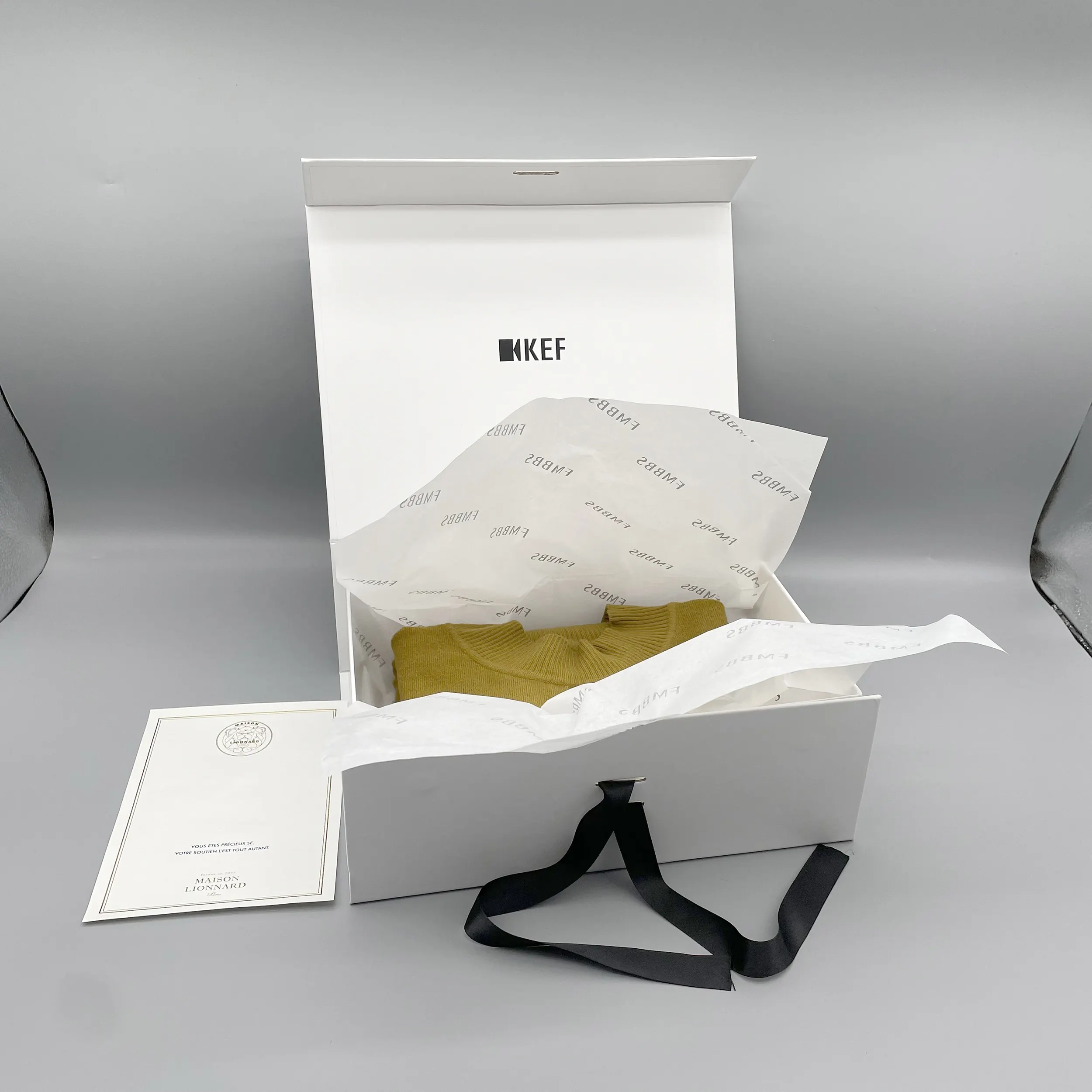 Custom Elegant gift box with logo for delicate gift hand bags Tshirt dress luxury brand white folding box packaging clothing