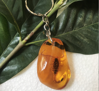 Pendentif en résine d'insecte scorpion véritable de couleur ambre fait à la main unique et personnalisé