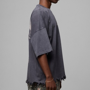 T-shirt Oversize Vintage Lavata Effetto Consumato con Orlo Sfrangiato, Stampa Gotica Tribale, Streetwear, in Cotone Pesante - Product Image 3