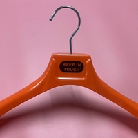 Cintre en plastique ABS personnalisé à épaules larges avec crochet métallique et impression de logo pour l'affichage de vêtements et les magasins de détail