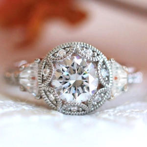 Anillo de Compromiso de Diamantes en Oro Blanco para Mujer F812, Corte Brillante Redondo, Piedra Central de Color G Natural con Diamantes Laterales - Product Image 1