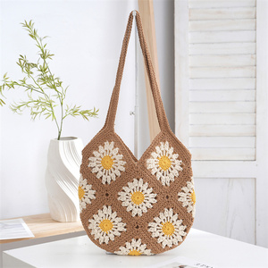 Borsa a Tracolla Grande in Crochet con Motivo Granny Square, Design Trendy, Stile Boho - Product Image 3
