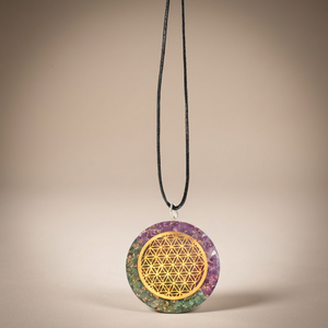 Pendentif en orgonite avec cristaux Rozrin, motif Feng Shui incrusté - Product Image 2