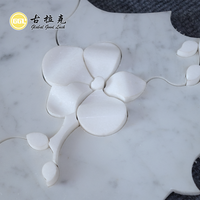 Mosaïque en marbre blanc superposé, découpe jet d'eau, motif floral 3D, Thassos et Carrara, pour mur d'accentuation et intérieurs haut de gamme
