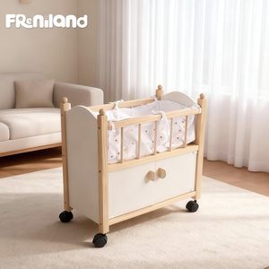 Culla per Bambole in Legno con Ruote e Contenitore Integrato per Giocattoli, Lettino per Bambole con Spazio di Archiviazione per Giochi di Ruolo - Product Image 1