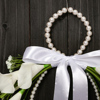 Bouquet de lys artificiels blancs avec poignée en perles, ruban en satin, nœud, couronne de fleurs pour mariage, bouquet de mariée