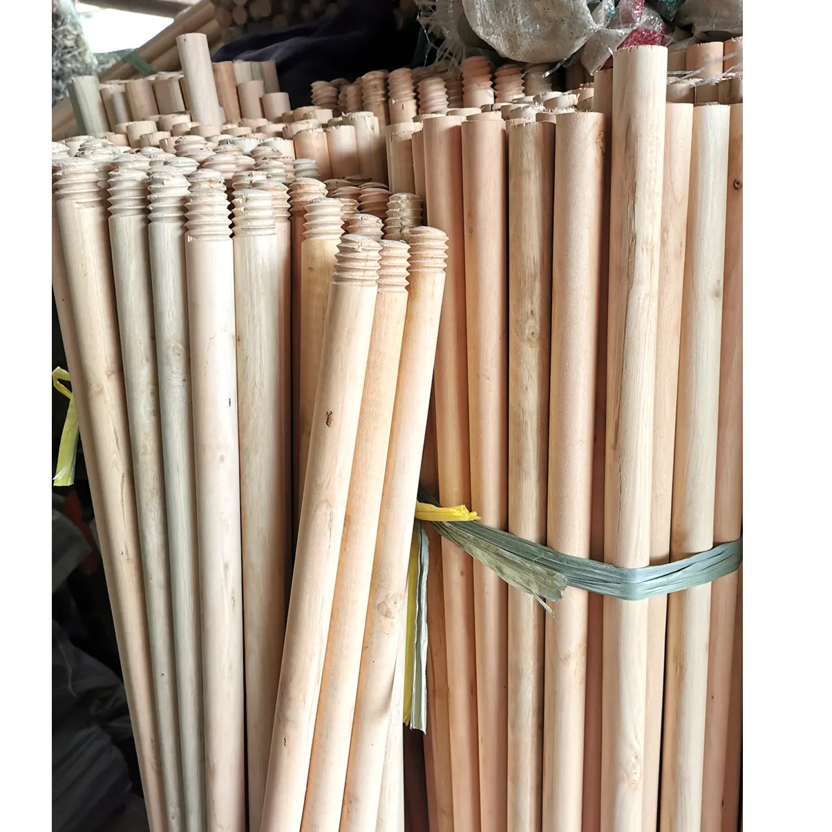 China atacado esfregão de madeira alças lote de madeira vassoura vara para aréia