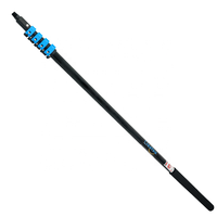 Perche d'extension universelle noire avec verrous rivetés bleus, en aluminium robuste pour tâches extérieures quotidiennes, connecteur à vis standard