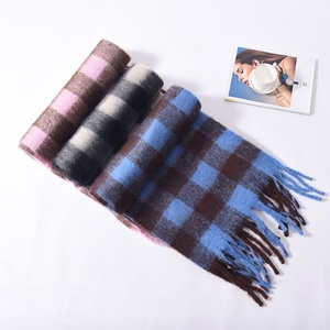 Sciarpa Quadrata Invernale da <span class=keywords><strong>Donna</strong></span> in Mohair con Stampa a Quadri Bianco e <span class=keywords><strong>Nero</strong></span>, Calda e Spessa in Poliestere, Stile Trendy per Adulti - Product Image 3