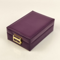 Boîte à bijoux en cuir PU violet avec miroir intégré, doublure en velours crème, fermeture métallique, logo personnalisé pour le rangement de bijoux à domicile ou l'emballage cadeau