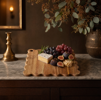 Tabla de cortar de madera de acacia con borde festoneado y patrón grabado para servir queso y charcutería