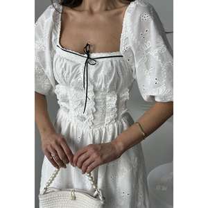 Robe trapèze blanche brodée, col carré, taille empire, style vintage, décontractée, en tissu tissé respirant, pour usage quotidien - Product Image 1