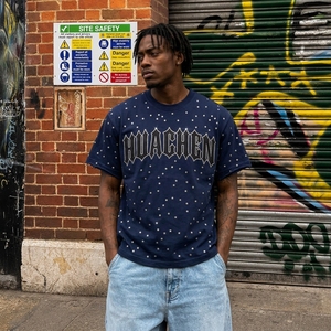 T-shirt da <span class=keywords><strong>uomo</strong></span> personalizzata su misura 300GSM con strass a stella all-over e bordo grezzo gotico per marchi di design, private label, direttamente dalla fabbrica - Product Image 3