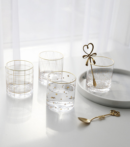 <span class=keywords><strong>Verre</strong></span> à whisky rond tasse en <span class=keywords><strong>cristal</strong></span> personnalisé <span class=keywords><strong>rhum</strong></span> de roche jante dorée <span class=keywords><strong>verre</strong></span> à whisky à boire - Product Image 1