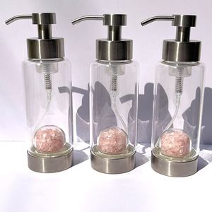 Nouveau produit bouteille séparée en gros, bouteille en verre de <span class=keywords><strong>gravier</strong></span> de Quartz Rose naturel <span class=keywords><strong>pour</strong></span> shampoing énergie cristal décoration de salle de bains - Product Image 1