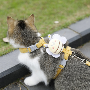 Harnais pour chat Little Bee avec sangle de poitrine réglable et motif abeille en peluche pour les promenades en plein air - Product Image 1