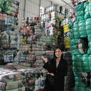 Fournisseur de Lots de Vêtements d'Occasion, Balles de Vêtements de Marque Coréenne, Tops d'Été Tendance - Product Image 3