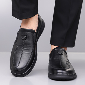 Mocassins décontractés en cuir pour hommes, à enfiler, semelle souple, chaussures de conduite, couleur unie noire, détails de couture, fabriqués à Wenzhou - Product Image 3