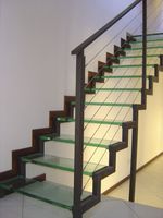 Design personnalisé Prix d'usine Escalier à double limon Escalier à double plaque avec rampe et poteaux en câble métallique