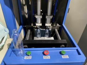 Machine <span class=keywords><strong>de</strong></span> soufflage semi-automatique pour bouteilles PET, contrôlée par PLC, pour bouteilles <span class=keywords><strong>de</strong></span> 50 à 250 ml, 1100 BPH - Product Image 2