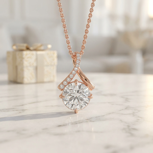 Collier pendentif en or rose plaqué diamant, solitaire taille brillant rond avec pierres pavées, style classique pour femme, GIA - Product Image 1
